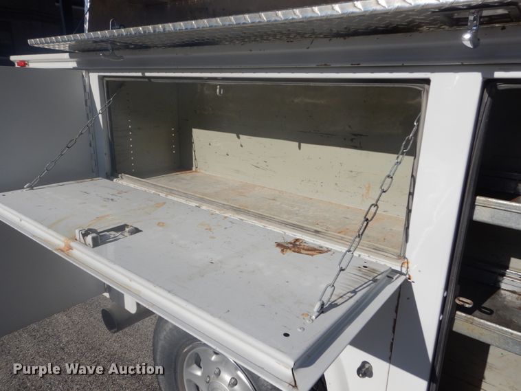 image for item GB9956 2002 Ford F350 Super Duty  Crew Cab utility bed pickup truck