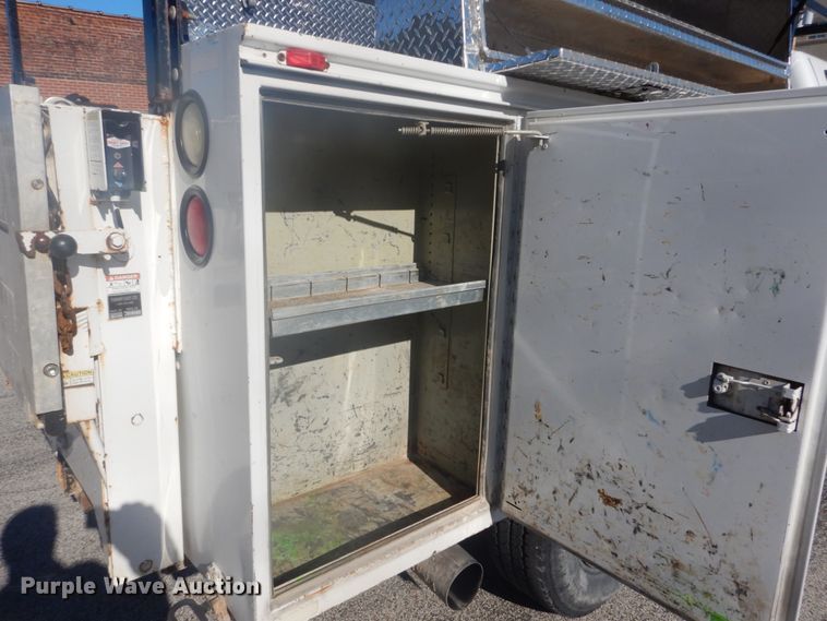 image for item GB9956 2002 Ford F350 Super Duty  Crew Cab utility bed pickup truck