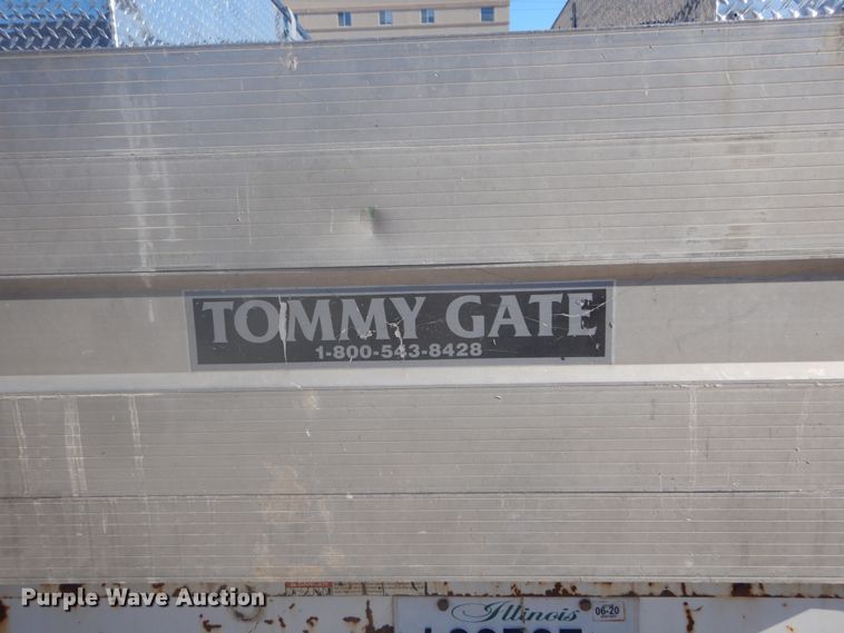 image for item GB9956 2002 Ford F350 Super Duty  Crew Cab utility bed pickup truck