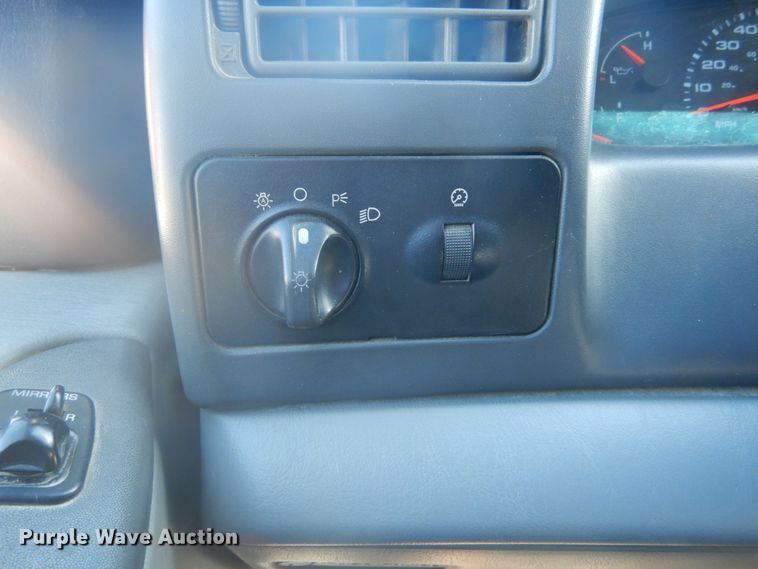 image for item GB9956 2002 Ford F350 Super Duty  Crew Cab utility bed pickup truck