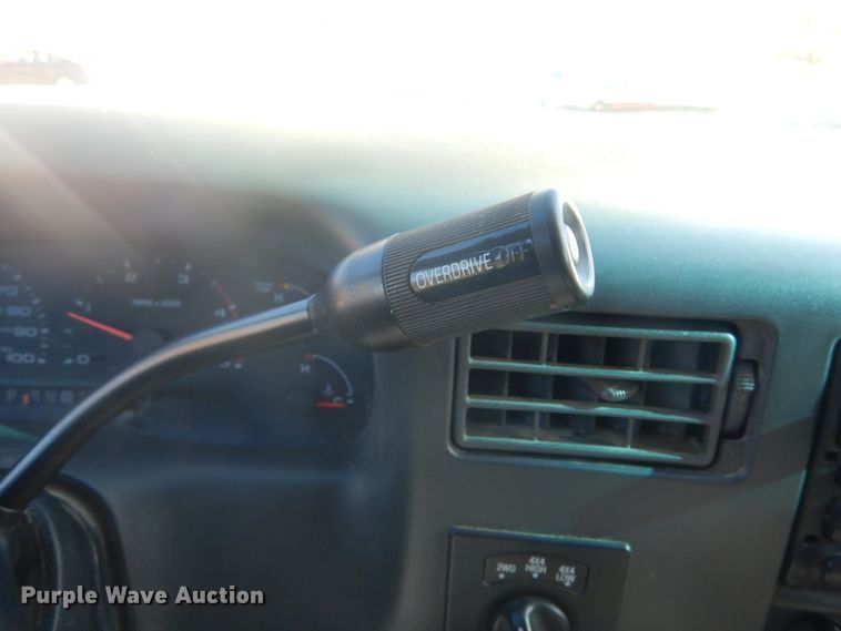 image for item GB9956 2002 Ford F350 Super Duty  Crew Cab utility bed pickup truck