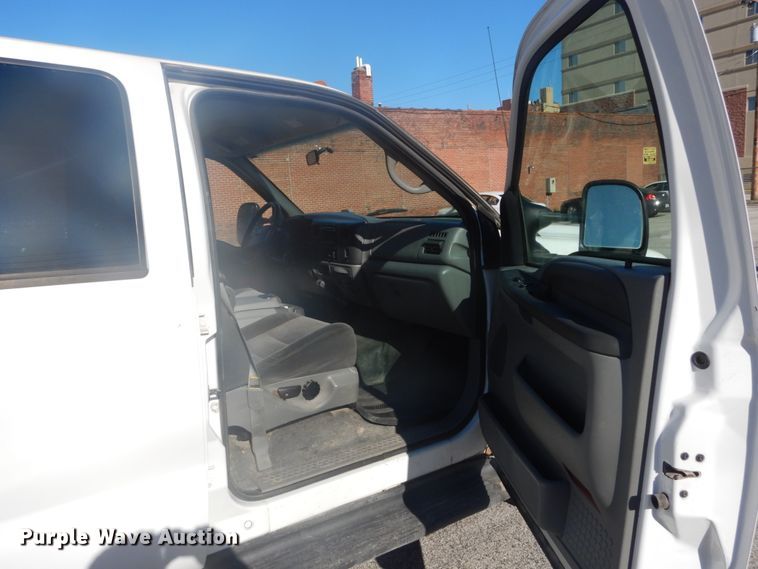 image for item GB9956 2002 Ford F350 Super Duty  Crew Cab utility bed pickup truck