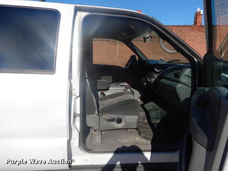 image for item GB9956 2002 Ford F350 Super Duty  Crew Cab utility bed pickup truck