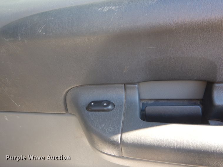 image for item GB9956 2002 Ford F350 Super Duty  Crew Cab utility bed pickup truck