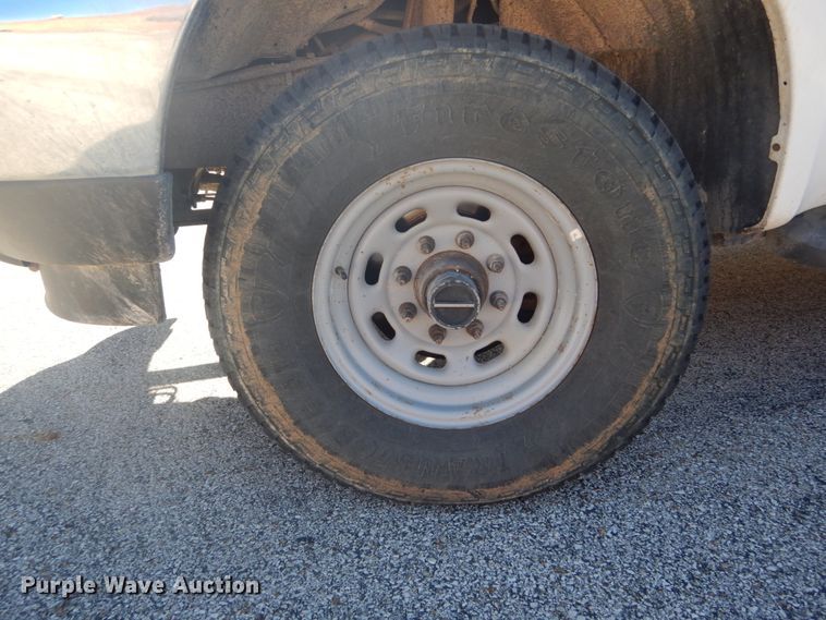 image for item GB9956 2002 Ford F350 Super Duty  Crew Cab utility bed pickup truck