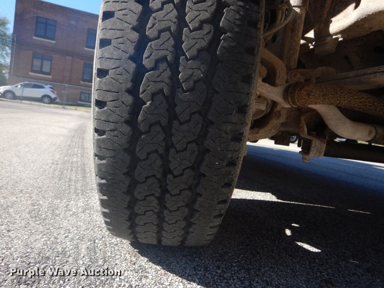 image for item GB9956 2002 Ford F350 Super Duty  Crew Cab utility bed pickup truck