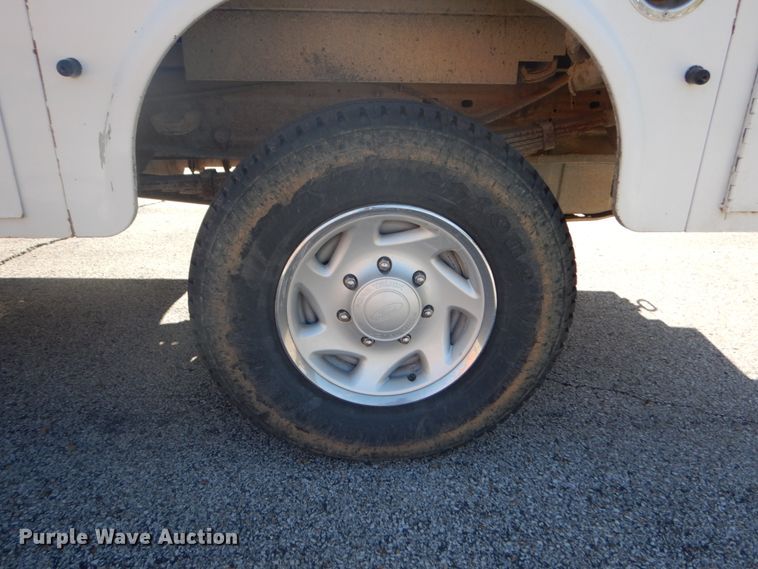 image for item GB9956 2002 Ford F350 Super Duty  Crew Cab utility bed pickup truck