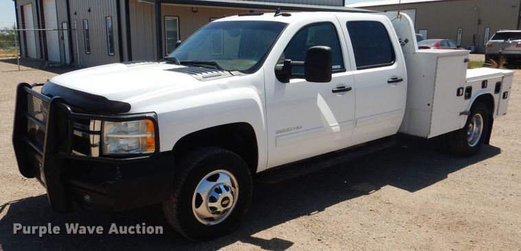image for item GE9362 2013 Chevrolet Silverado 3500HD  Crew Cab flatbed pickup truck