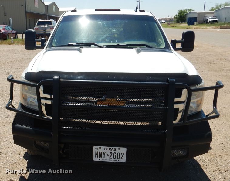 image for item GE9362 2013 Chevrolet Silverado 3500HD  Crew Cab flatbed pickup truck