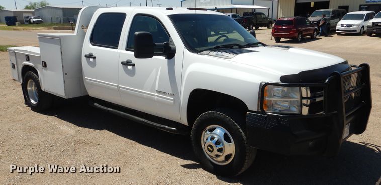 image for item GE9362 2013 Chevrolet Silverado 3500HD  Crew Cab flatbed pickup truck