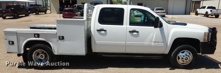 image for item GE9362 2013 Chevrolet Silverado 3500HD  Crew Cab flatbed pickup truck