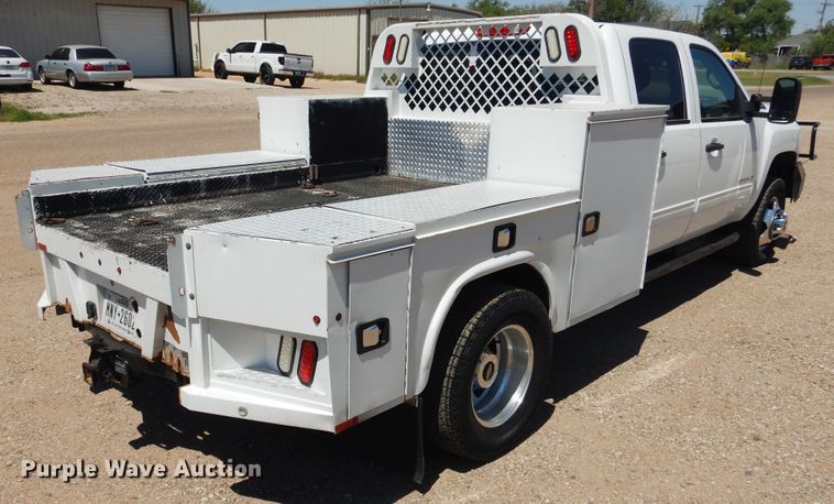 image for item GE9362 2013 Chevrolet Silverado 3500HD  Crew Cab flatbed pickup truck