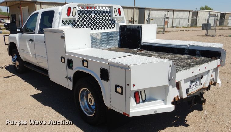 image for item GE9362 2013 Chevrolet Silverado 3500HD  Crew Cab flatbed pickup truck