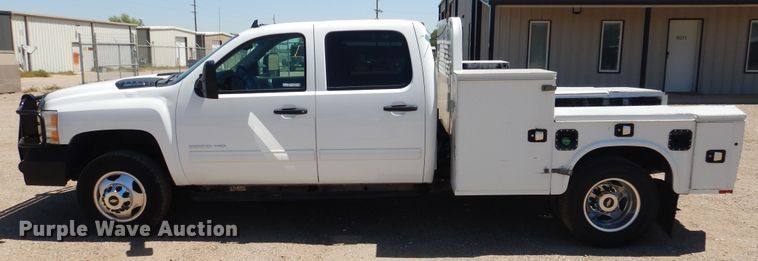 image for item GE9362 2013 Chevrolet Silverado 3500HD  Crew Cab flatbed pickup truck