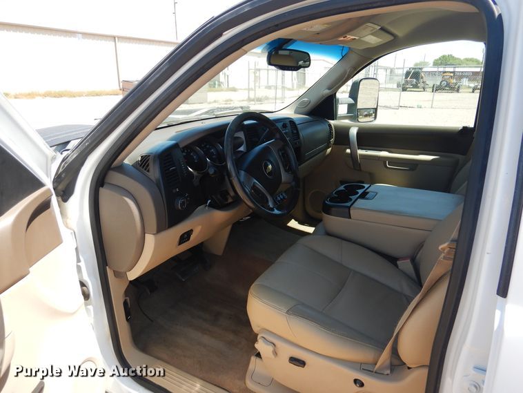 image for item GE9362 2013 Chevrolet Silverado 3500HD  Crew Cab flatbed pickup truck