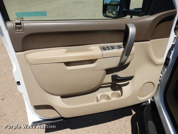 image for item GE9362 2013 Chevrolet Silverado 3500HD  Crew Cab flatbed pickup truck