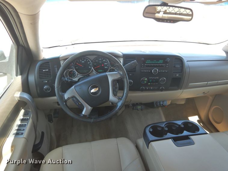 image for item GE9362 2013 Chevrolet Silverado 3500HD  Crew Cab flatbed pickup truck