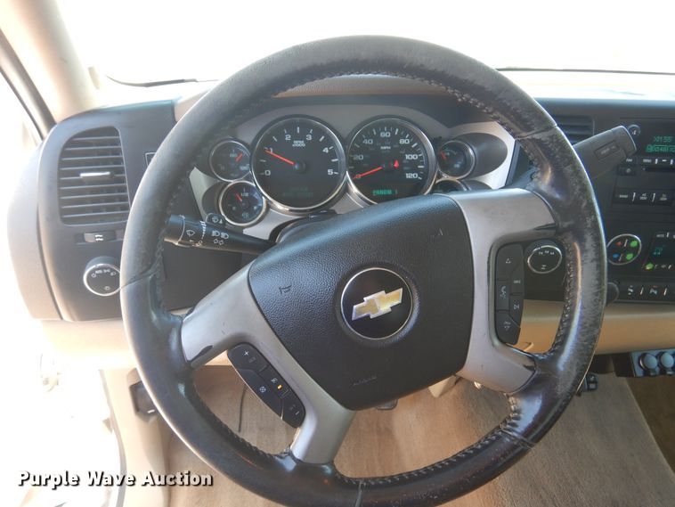 image for item GE9362 2013 Chevrolet Silverado 3500HD  Crew Cab flatbed pickup truck