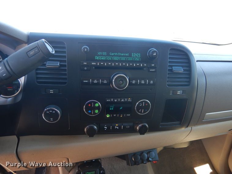 image for item GE9362 2013 Chevrolet Silverado 3500HD  Crew Cab flatbed pickup truck