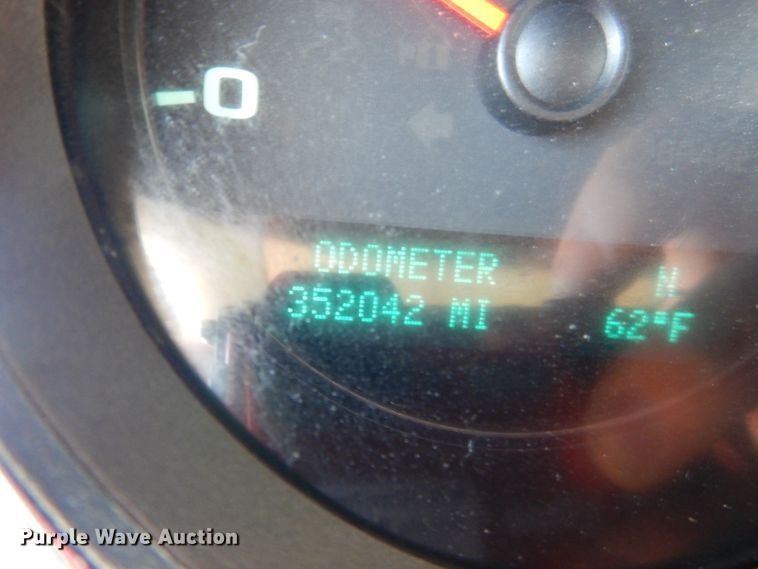 image for item GE9362 2013 Chevrolet Silverado 3500HD  Crew Cab flatbed pickup truck