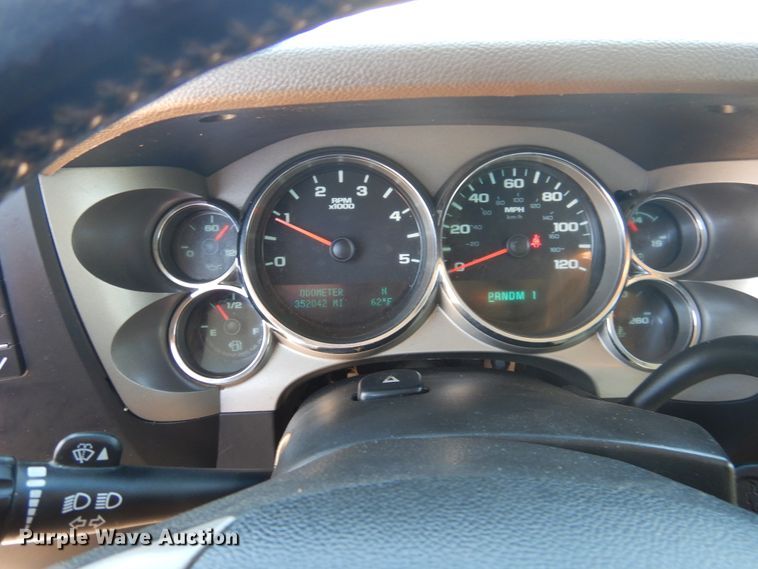 image for item GE9362 2013 Chevrolet Silverado 3500HD  Crew Cab flatbed pickup truck