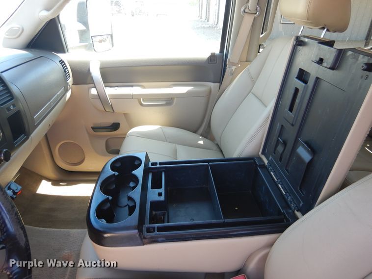 image for item GE9362 2013 Chevrolet Silverado 3500HD  Crew Cab flatbed pickup truck