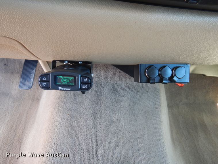 image for item GE9362 2013 Chevrolet Silverado 3500HD  Crew Cab flatbed pickup truck