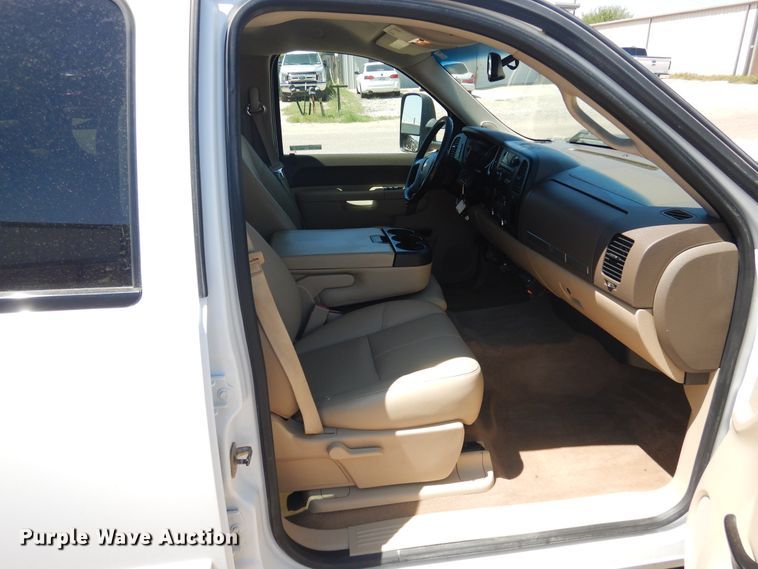 image for item GE9362 2013 Chevrolet Silverado 3500HD  Crew Cab flatbed pickup truck