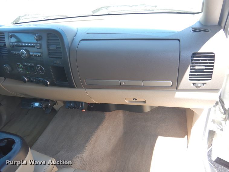 image for item GE9362 2013 Chevrolet Silverado 3500HD  Crew Cab flatbed pickup truck