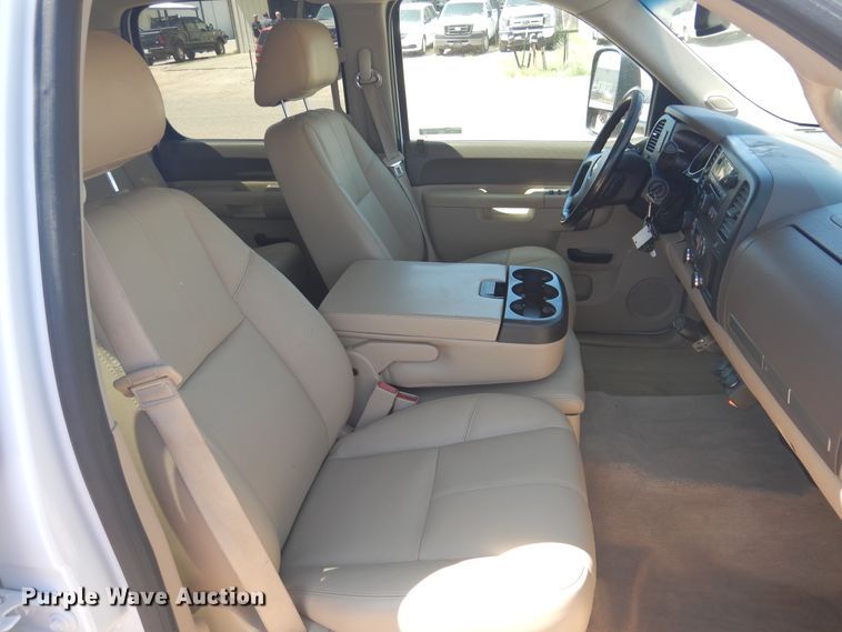 image for item GE9362 2013 Chevrolet Silverado 3500HD  Crew Cab flatbed pickup truck