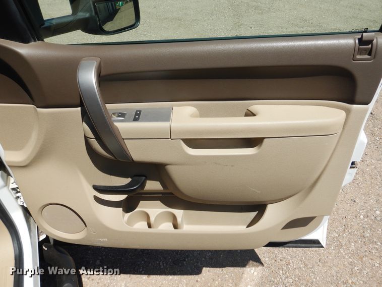 image for item GE9362 2013 Chevrolet Silverado 3500HD  Crew Cab flatbed pickup truck