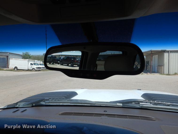 image for item GE9362 2013 Chevrolet Silverado 3500HD  Crew Cab flatbed pickup truck