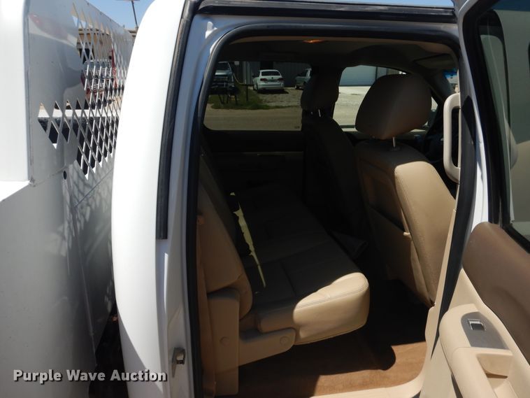 image for item GE9362 2013 Chevrolet Silverado 3500HD  Crew Cab flatbed pickup truck