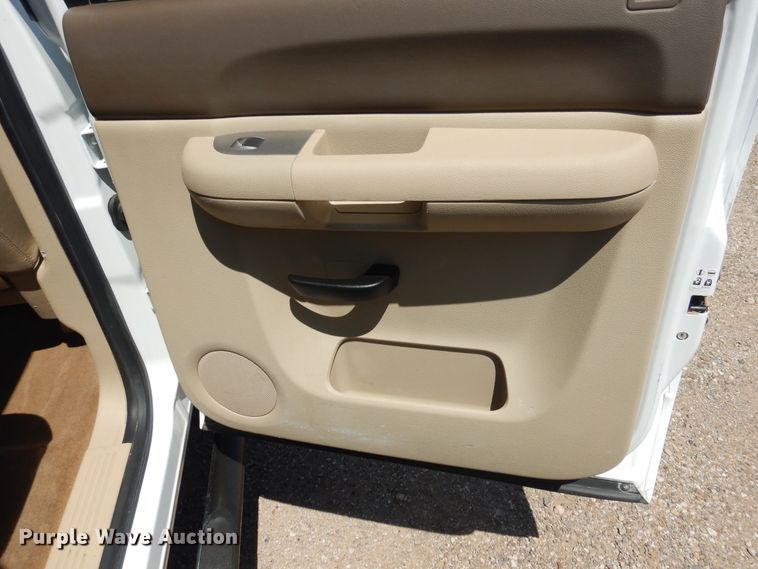 image for item GE9362 2013 Chevrolet Silverado 3500HD  Crew Cab flatbed pickup truck