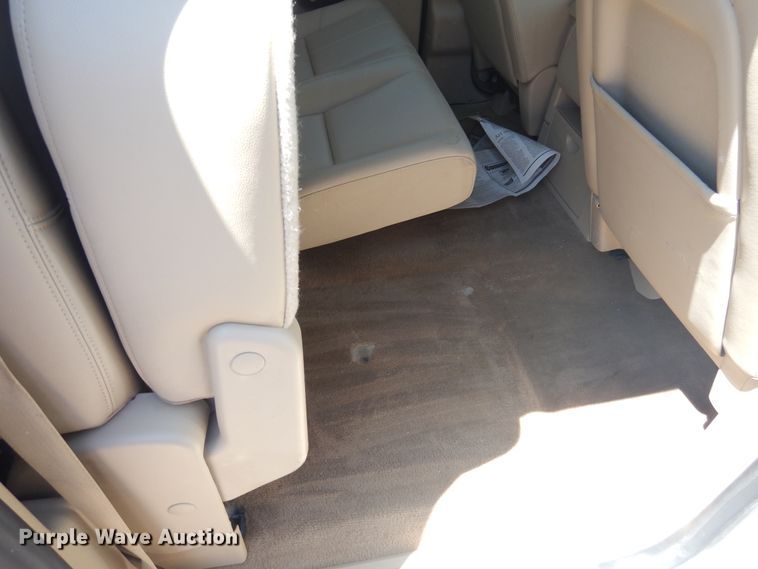 image for item GE9362 2013 Chevrolet Silverado 3500HD  Crew Cab flatbed pickup truck