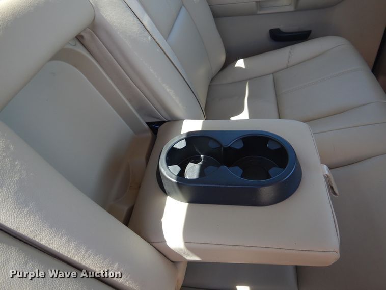 image for item GE9362 2013 Chevrolet Silverado 3500HD  Crew Cab flatbed pickup truck