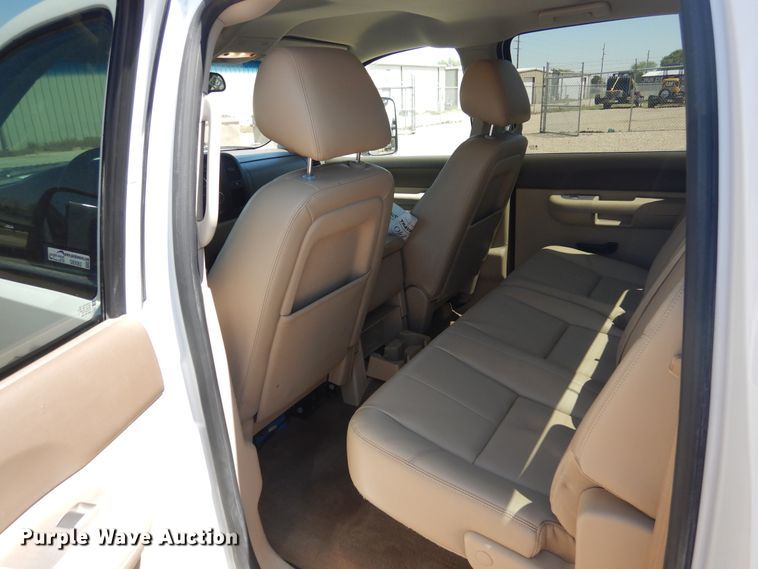 image for item GE9362 2013 Chevrolet Silverado 3500HD  Crew Cab flatbed pickup truck