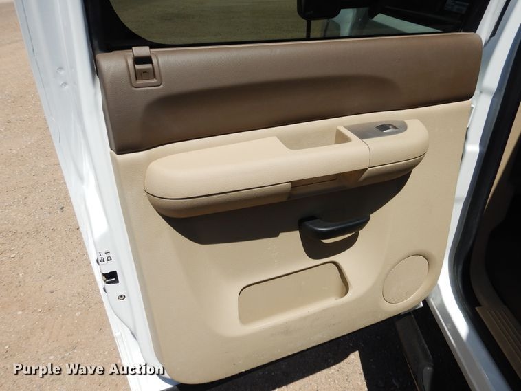 image for item GE9362 2013 Chevrolet Silverado 3500HD  Crew Cab flatbed pickup truck