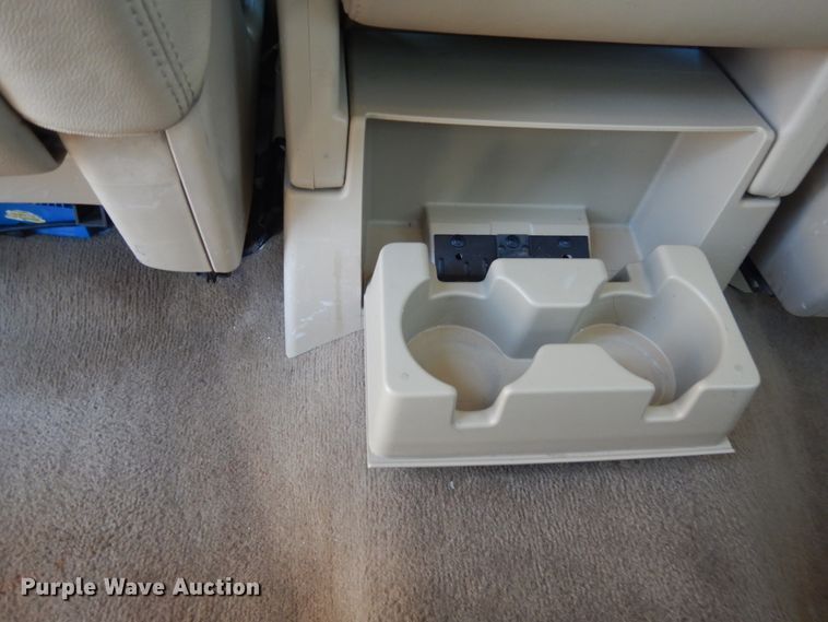 image for item GE9362 2013 Chevrolet Silverado 3500HD  Crew Cab flatbed pickup truck