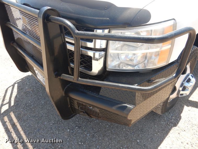 image for item GE9362 2013 Chevrolet Silverado 3500HD  Crew Cab flatbed pickup truck