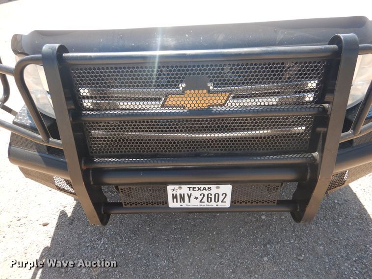 image for item GE9362 2013 Chevrolet Silverado 3500HD  Crew Cab flatbed pickup truck