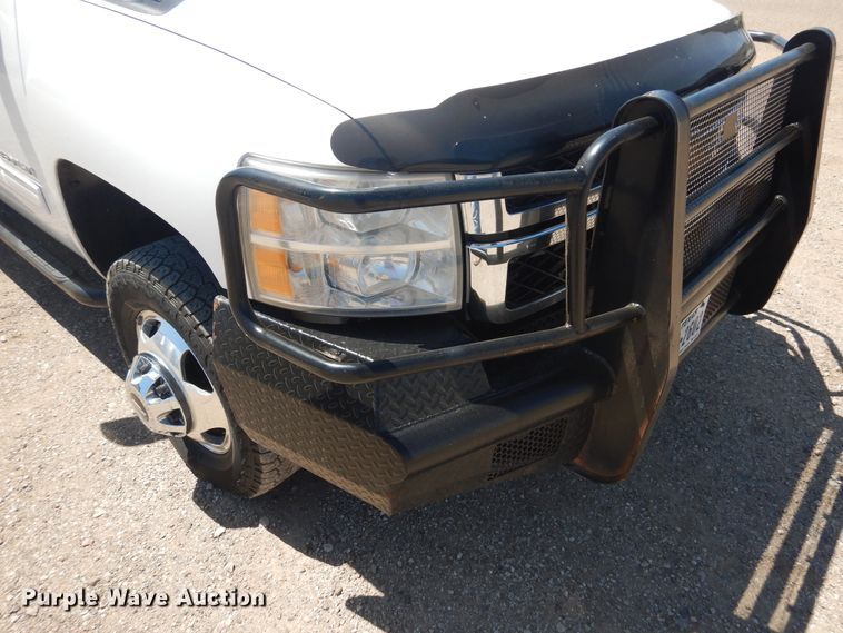 image for item GE9362 2013 Chevrolet Silverado 3500HD  Crew Cab flatbed pickup truck