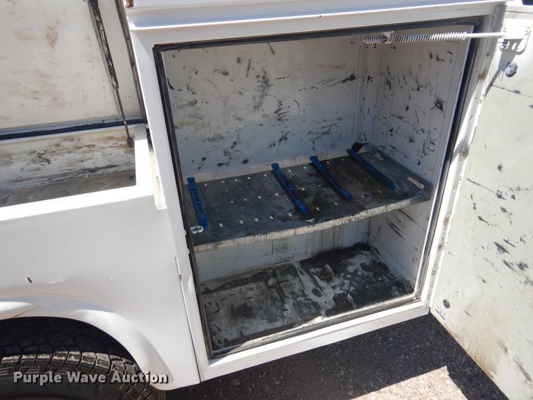 image for item GE9362 2013 Chevrolet Silverado 3500HD  Crew Cab flatbed pickup truck