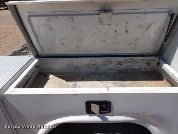 image for item GE9362 2013 Chevrolet Silverado 3500HD  Crew Cab flatbed pickup truck