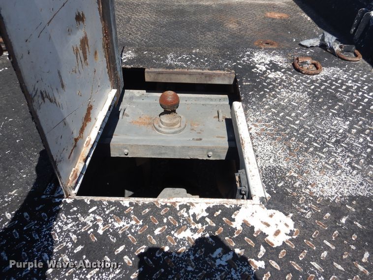 image for item GE9362 2013 Chevrolet Silverado 3500HD  Crew Cab flatbed pickup truck