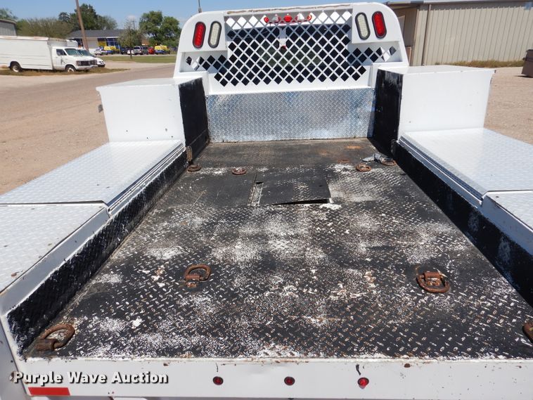 image for item GE9362 2013 Chevrolet Silverado 3500HD  Crew Cab flatbed pickup truck