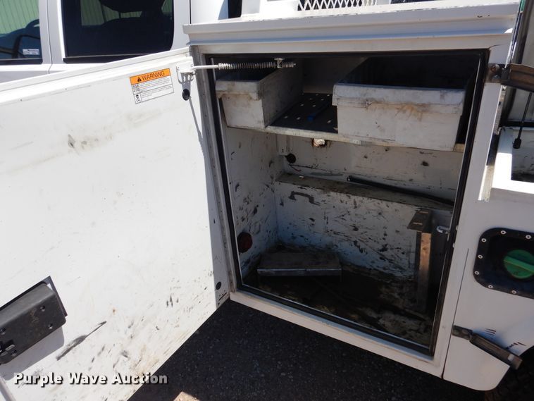 image for item GE9362 2013 Chevrolet Silverado 3500HD  Crew Cab flatbed pickup truck