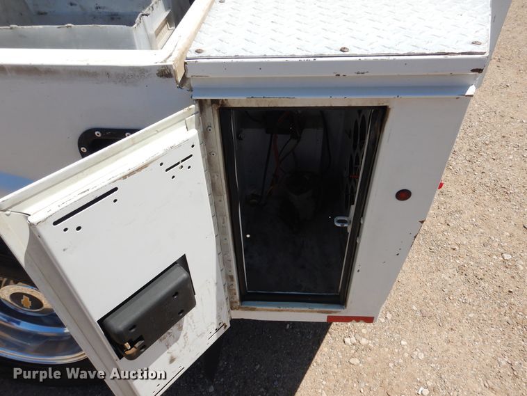 image for item GE9362 2013 Chevrolet Silverado 3500HD  Crew Cab flatbed pickup truck