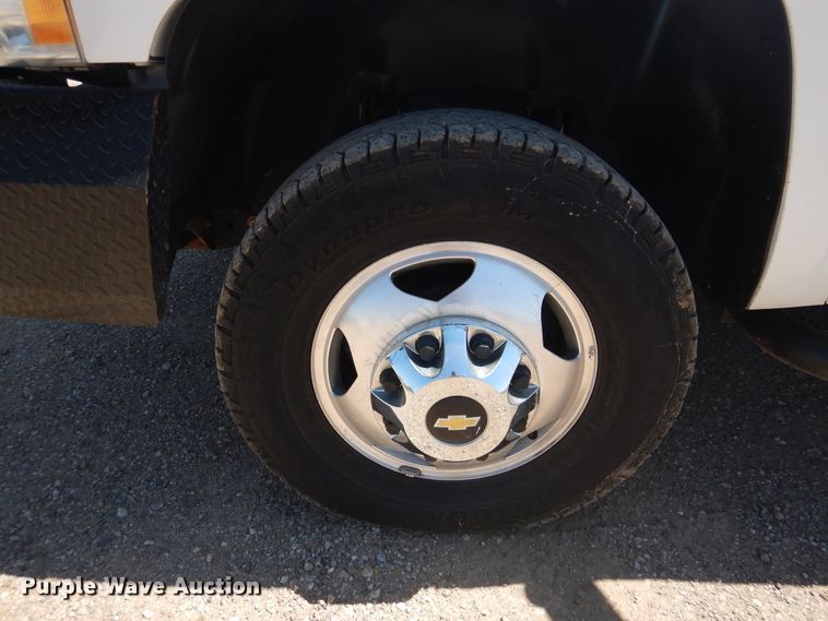 image for item GE9362 2013 Chevrolet Silverado 3500HD  Crew Cab flatbed pickup truck