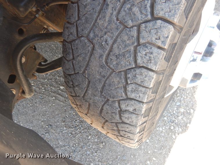 image for item GE9362 2013 Chevrolet Silverado 3500HD  Crew Cab flatbed pickup truck